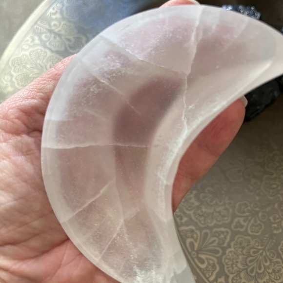 Crescent shape selenite bowl - Picture 5 of 5